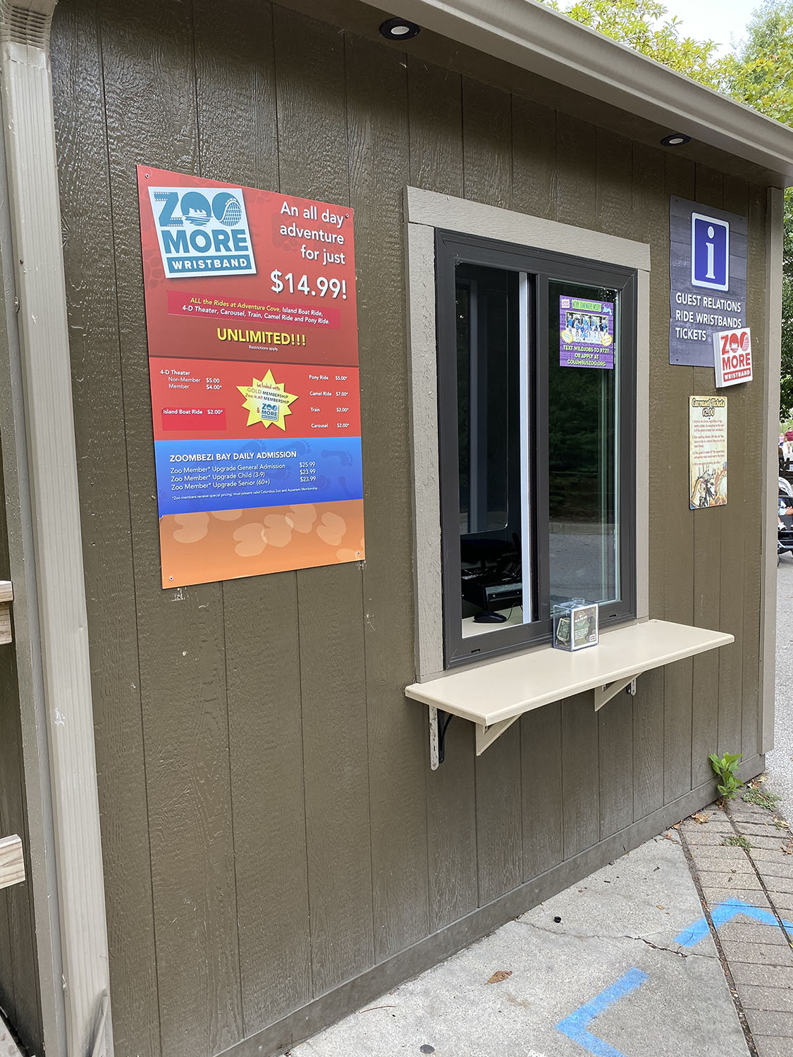 Photograph of a ticket buying booth at the Columbus Zoo